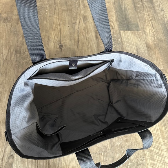 Tumi NWT- 148968-1041/Alpha Bravo Essential Large East West Tote- Black - Picture 6 of 13